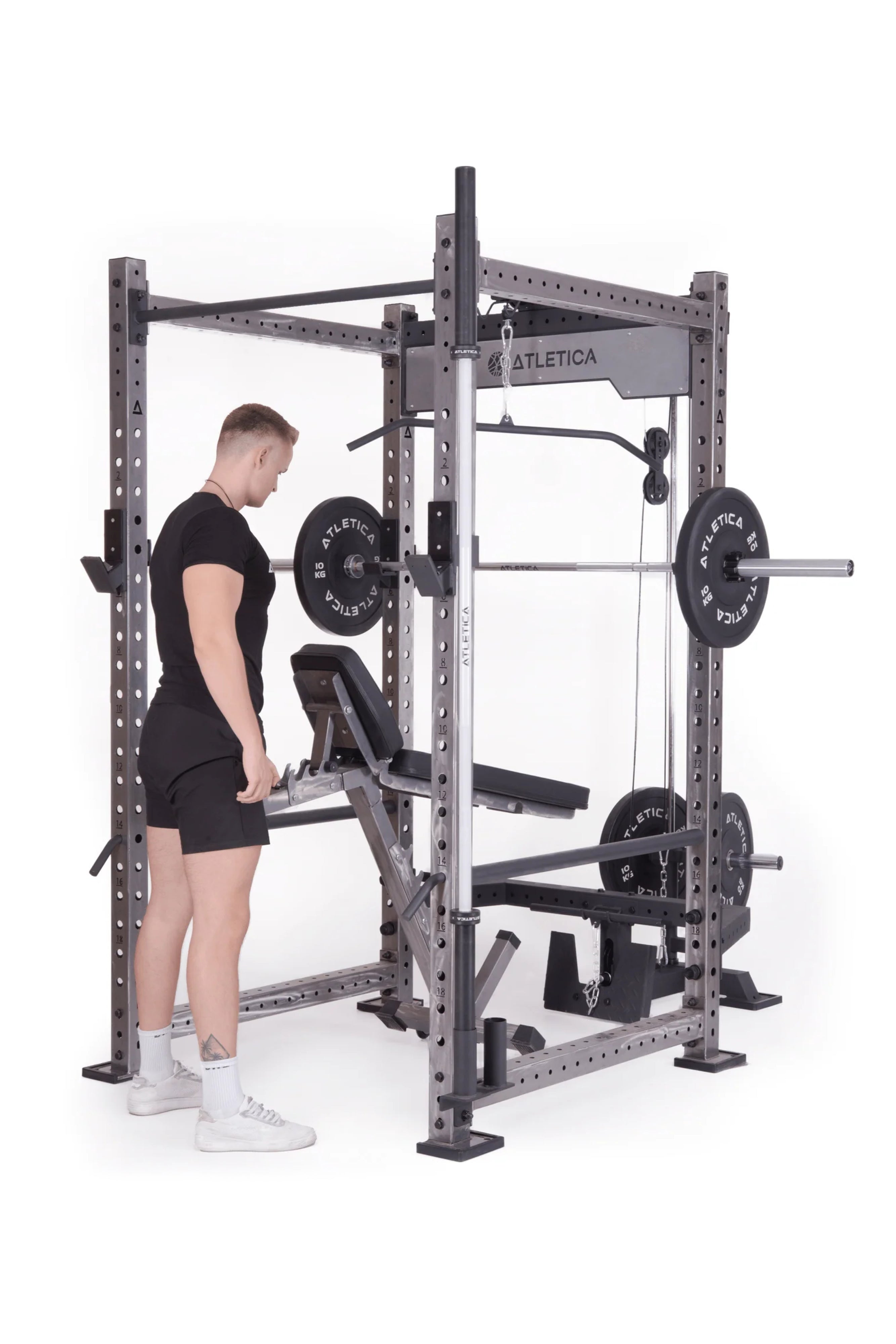 Full Rack mit Latzug R8-Blaster: 4 J-Hooks, Pull-Up Bar, Safeties, Logo Plate, Bar Holder | Next Level Squat Rack | 226 cm Höhe | 123x211 cm Grundfläche | 220 kg