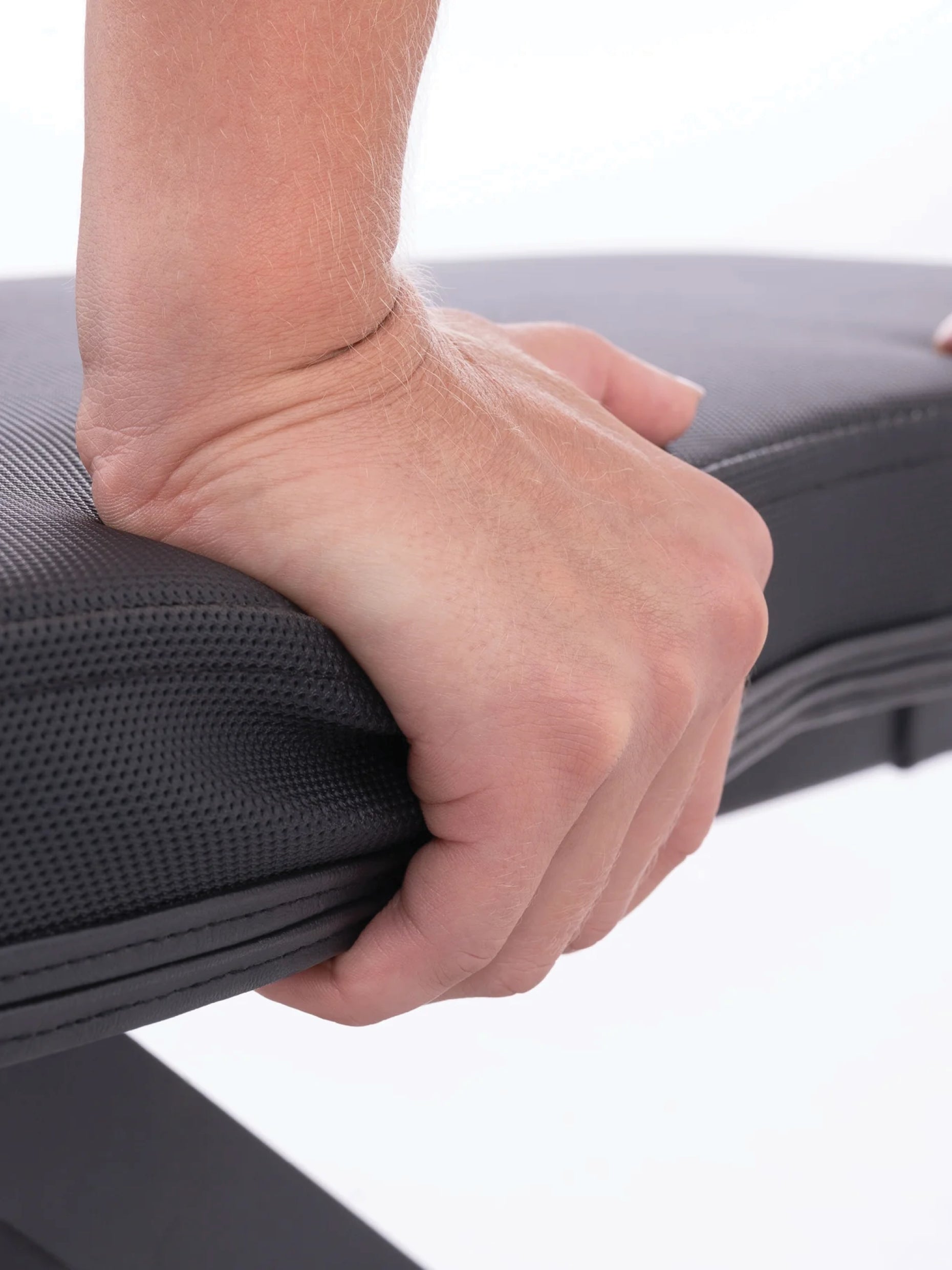 Schrägbank B2 negativ verstellbar: Mesh, mit einer 6cm dicken Polsterung, ergänzt mit Schwamm im Inneren, in schwarz