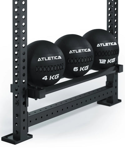 Ablage für Bumper Plates und Wallballs Gewichte: Vorhandener Platz im Power Rack optimal genutzt 