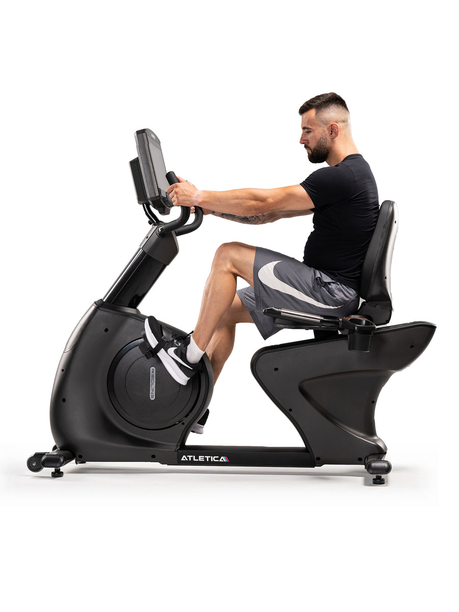 ATLETICA ReCline Recumbent Bike für das Fitnessstudio: Generator Antrieb, Dualer Riemen, pneumatische Sitzverstellung.